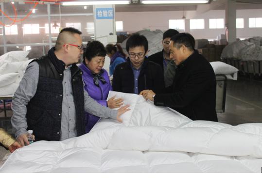 中國(guó)羽絨工業(yè)協(xié)會(huì)姚小蔓理事長(zhǎng)、京東商城服飾家居事業(yè)部周總一行到鴻潤(rùn)考察指導(dǎo)