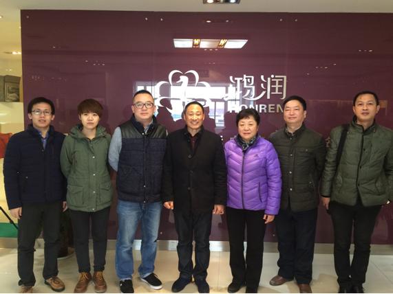 中國(guó)羽絨工業(yè)協(xié)會(huì)姚小蔓理事長(zhǎng)、京東商城服飾家居事業(yè)部周總一行到鴻潤(rùn)考察指導(dǎo)